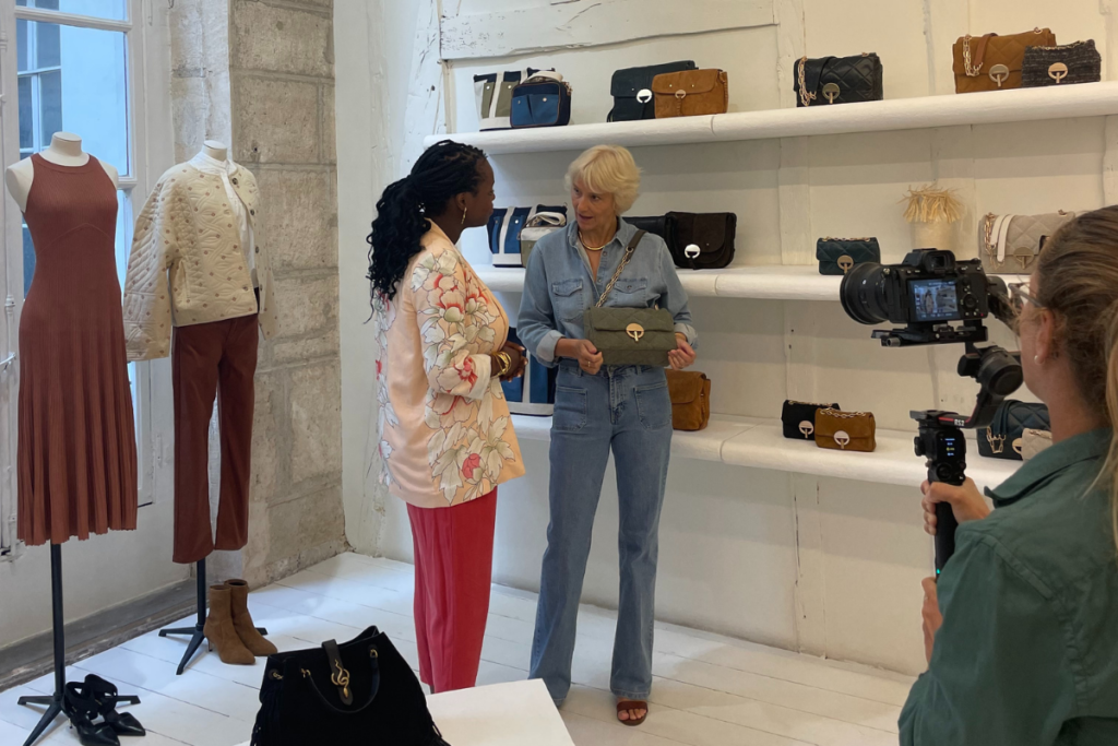 Vanessa Bruno and Grace, journalist for French Touch, during the filming of the episode of En immersion dedicated to the famous fashion brand and its creator.