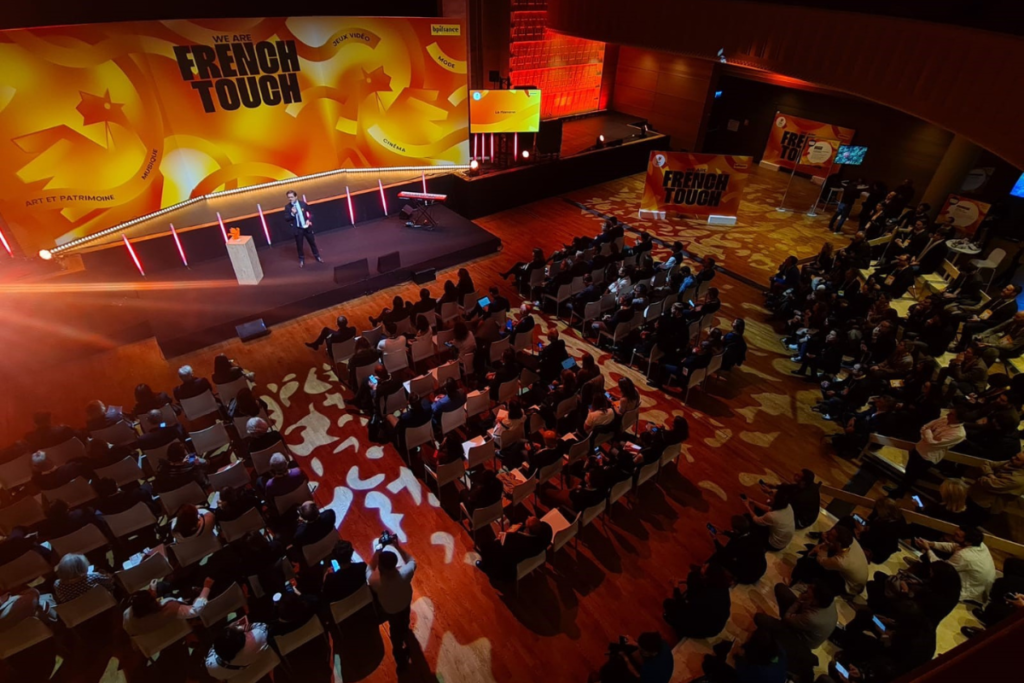 Nicolas Dufourcq sur la grande scène « Plein Cadre » lors de l’ouverture de We Are French Touch, le 21 novembre 2023 à la Maison de la Mutualité.